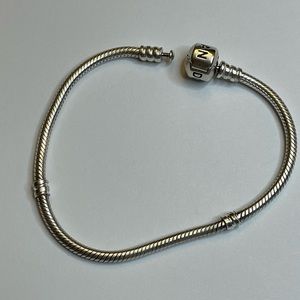 Pandora "Pandora Moments Snake Chain Bracelet" Size 7.9